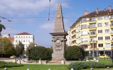 Деца на караул до паметника на Апостола