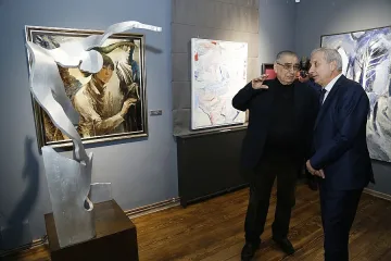 Герджиков се радва на картини