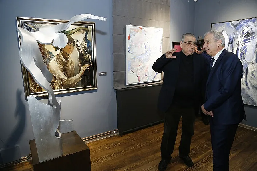 Герджиков се радва на картини