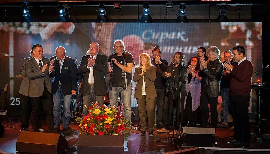 Любов и хитове за Тома Спространов