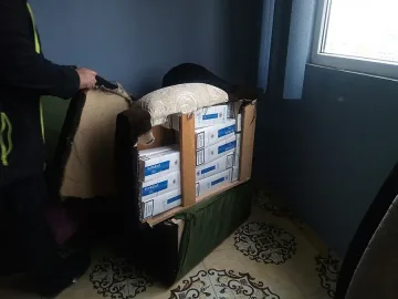 Хванаха цигари, тапицирани в диван