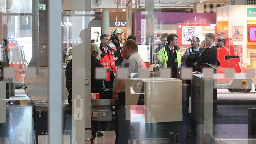 Служители припадат на летището в Хамбург