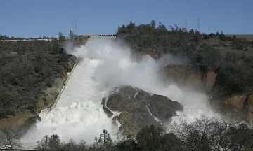 130 000 бягат панически от язовир