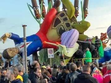 Карнавална скулптура рани петима