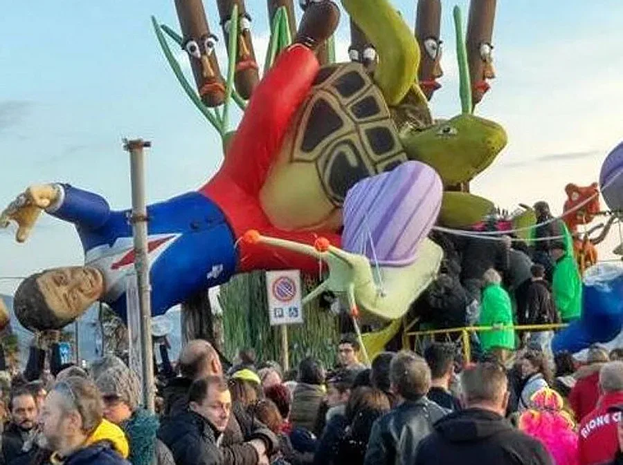 Карнавална скулптура рани петима