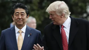 Пхенян ядоса Тръмп и Абе