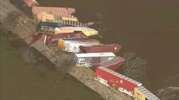 20 вагона на товарен влак дерайлираха в САЩ 