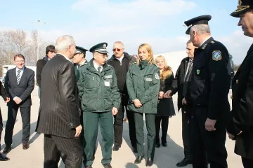 Мръсни прозорци отвратиха премиера