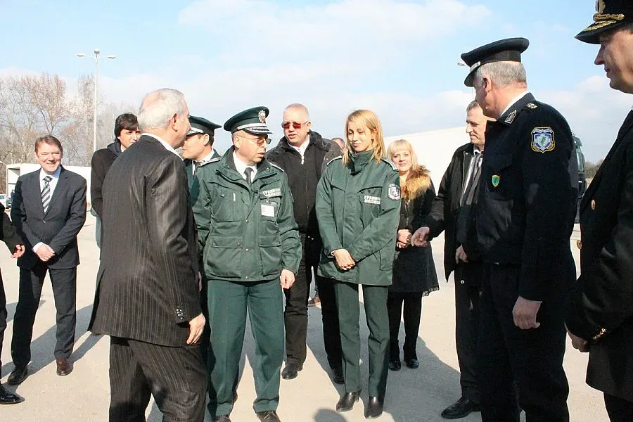 Мръсни прозорци отвратиха премиера