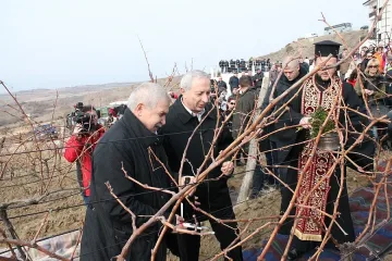 Герджиков заряза лозя в село Хърсово