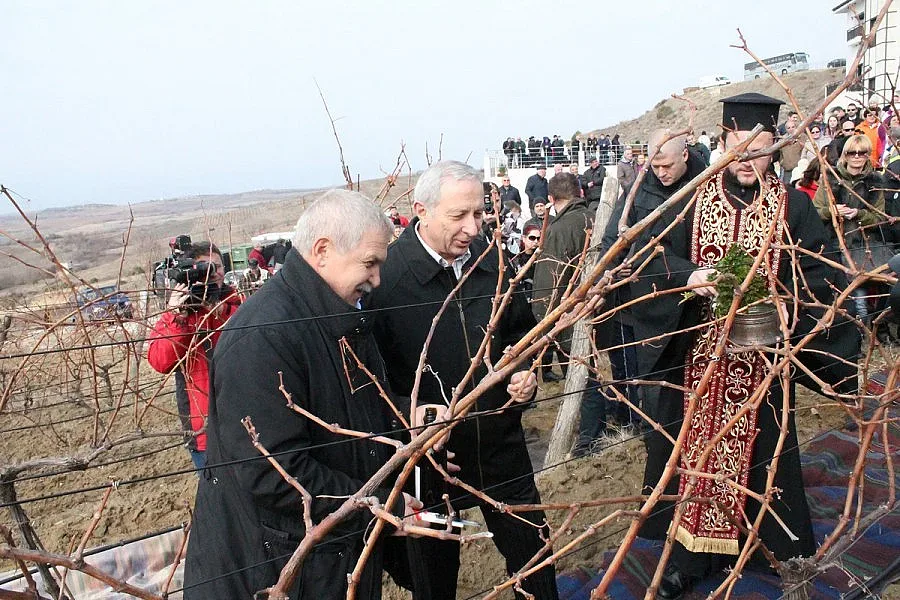 Герджиков заряза лозя в село Хърсово