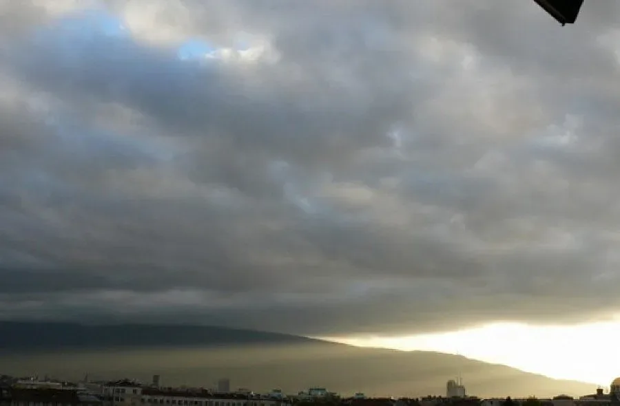 Уикендът започва с облаци и температури до 13 градуса