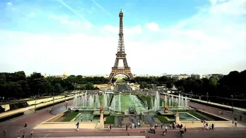 Слагат ограда на Айфеловата кула