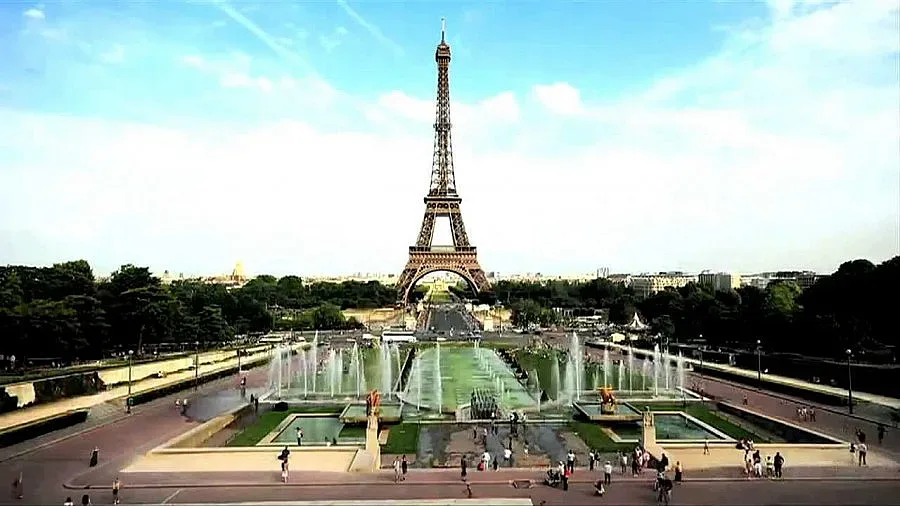 Слагат ограда на Айфеловата кула