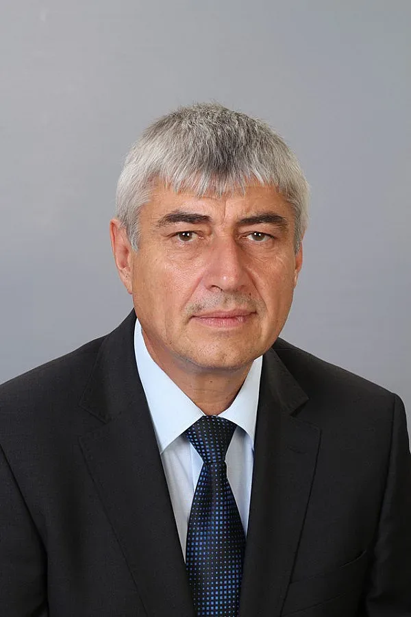 Уволнен областен отказа да е депутат