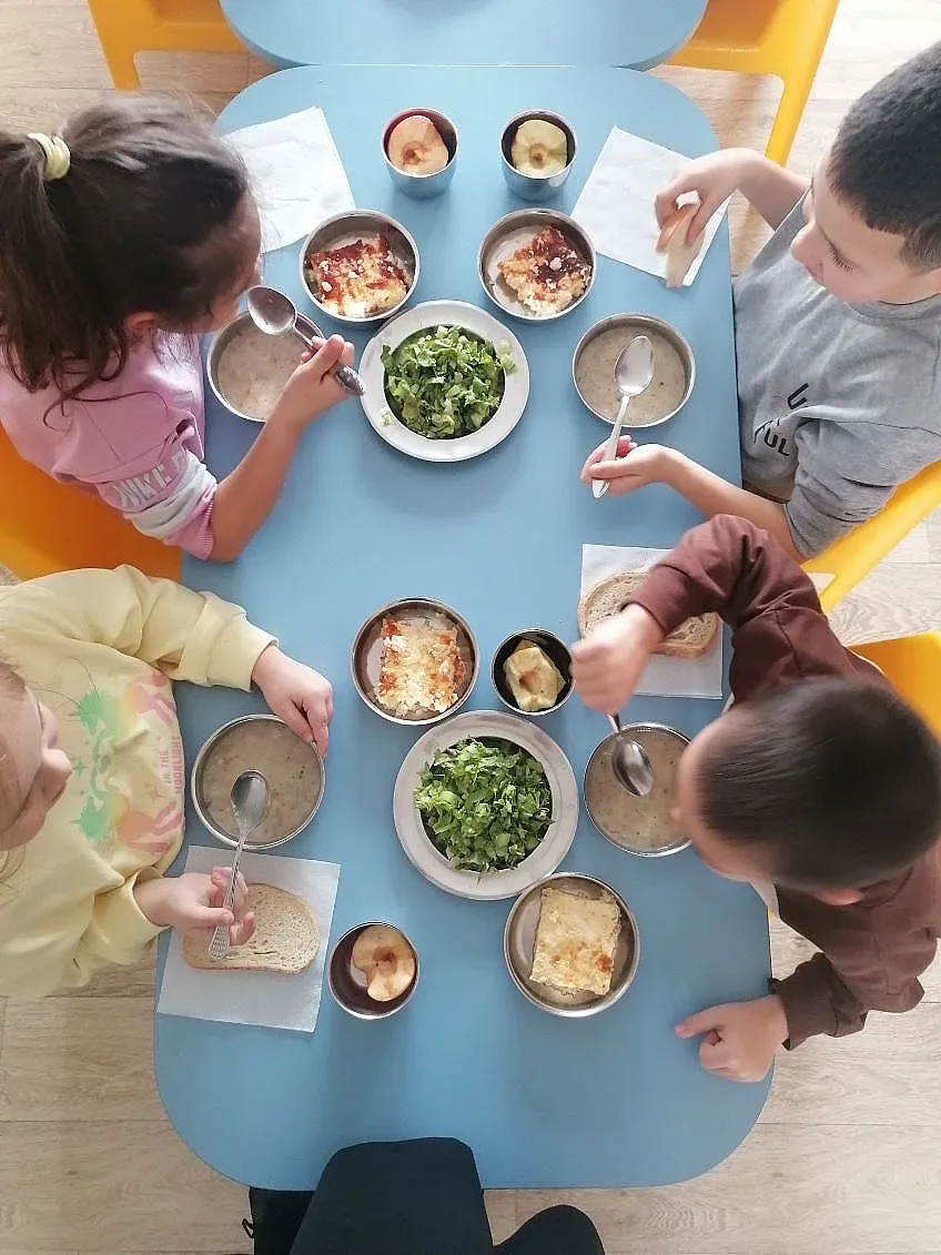 Първи обяд за най-малките жители на Казанлък с продукти от общинската зеленчукова градина