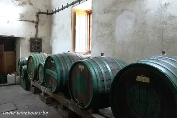 Взеха 625 литра ракия от Бачковския манастир