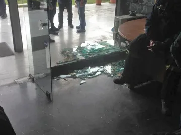 Пожарникари щурмуваха министерство в Гърция