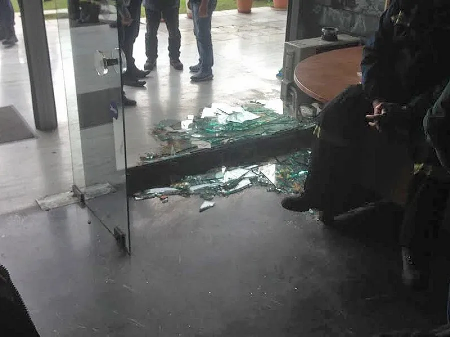 Пожарникари щурмуваха министерство в Гърция