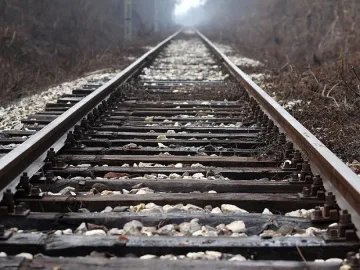 Част от надлез се откърти и падна върху жп линия