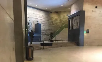 Нападателят от Лувъра отряза следователите