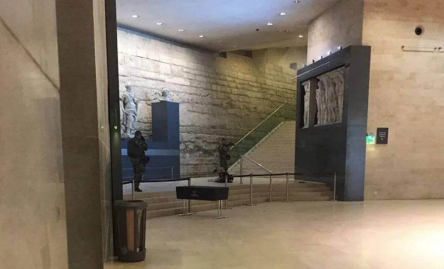 Нападателят от Лувъра отряза следователите