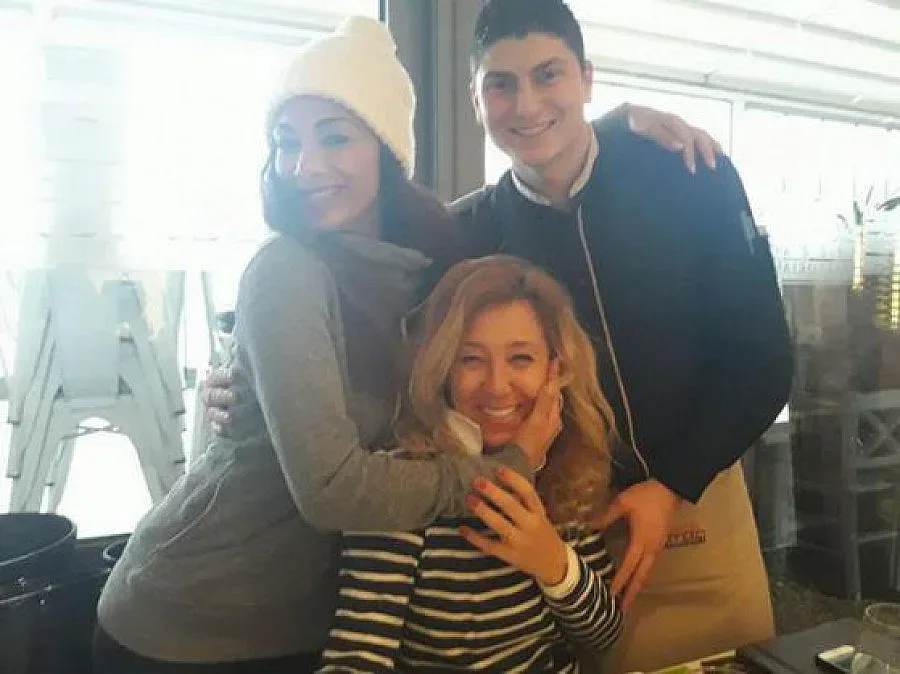 Никол се щракна с майката на Гришо