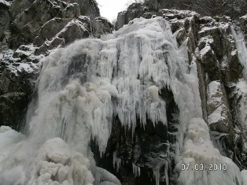 Дядо оцеля след 15 метра полет от Боянския водопад
