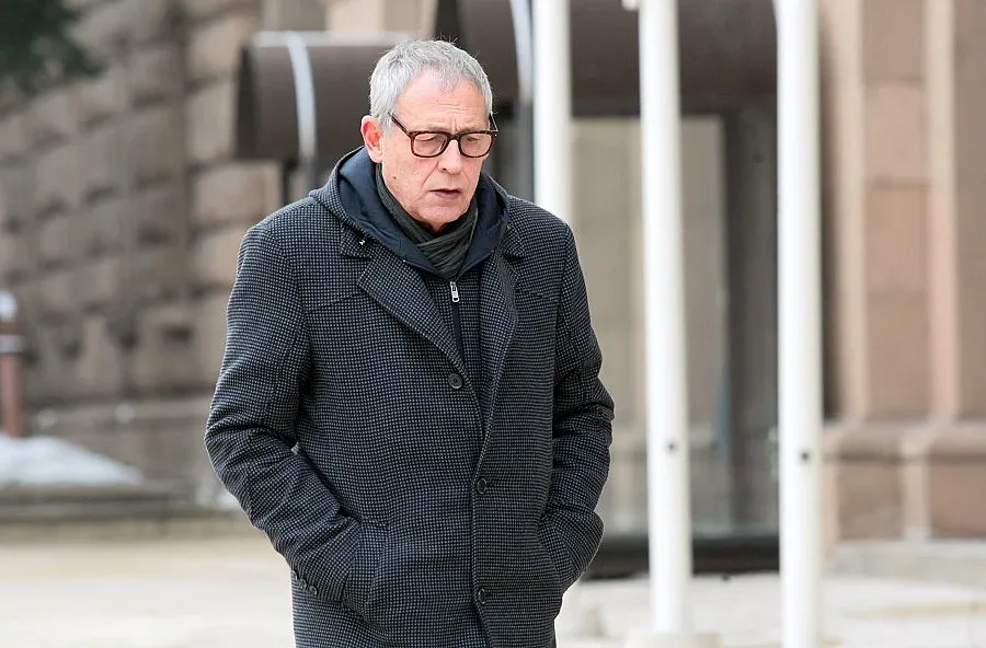 Рашко Младенов покани министрите на театър