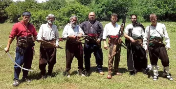 ГЕРБ води на кино членове и симпатизанти