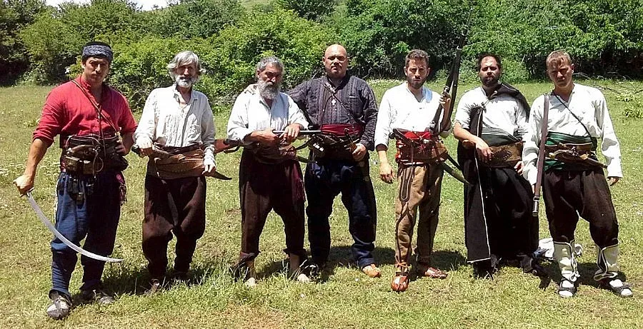 ГЕРБ води на кино членове и симпатизанти