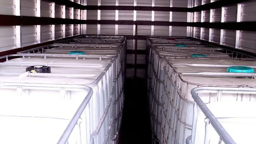 Митничари заловиха 20 000 л спират в камион с фураж