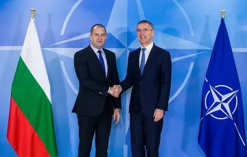 Укрепването на НАТО трябва да става успоредно на диалога с Русия