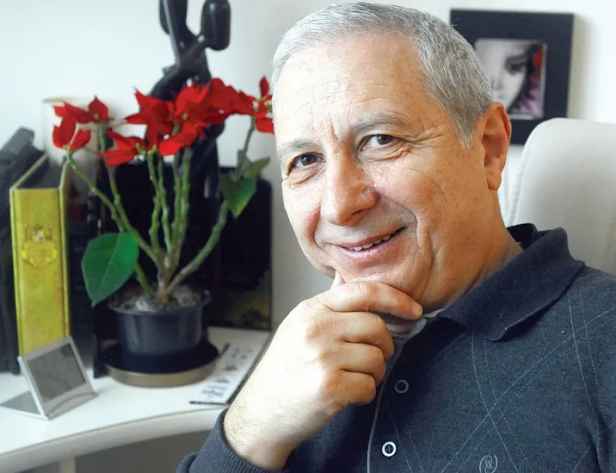 Герджиков слуша опера, докато мие чинии