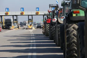 Полицията отряза гръцките фермери преди Кулата