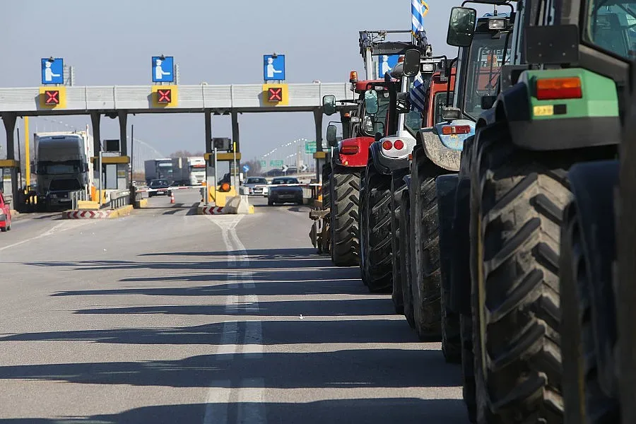 Полицията отряза гръцките фермери преди Кулата