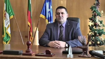 Кмет събра 35  кръщелници