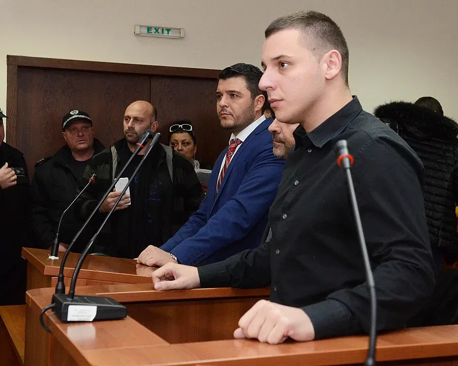 Убиец на трима се прибира у дома