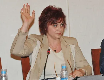 Нинова: Радев доказа, че за него няма сини, червен и зелени