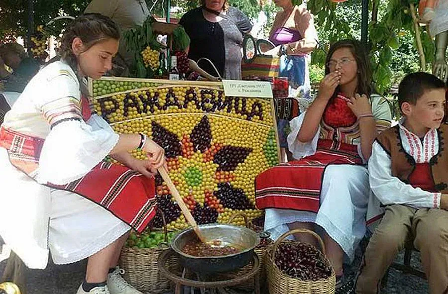 Студът удря по кюстендилските череши