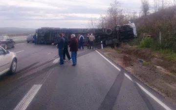 Автобус се блъсна в ТИР на "Тракия"
