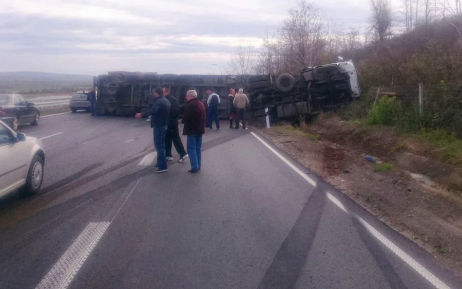 Автобус се блъсна в ТИР на "Тракия"