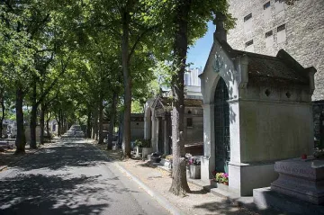 Откриха в гроб пари за терора в Париж