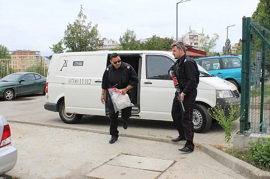 Тир разби кола с пари