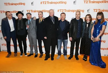 Анжела блести до Юън Макгрегър