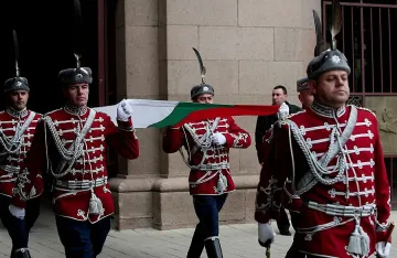 Посрещаха Румен Радев на парадния вход на "Дондуков" 2 (НА ЖИВО)