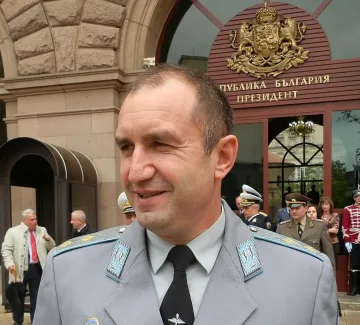 Новият президент Румен Радев приема караула (НА ЖИВО)