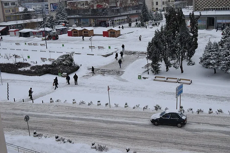 Спасиха овчар от измъзване