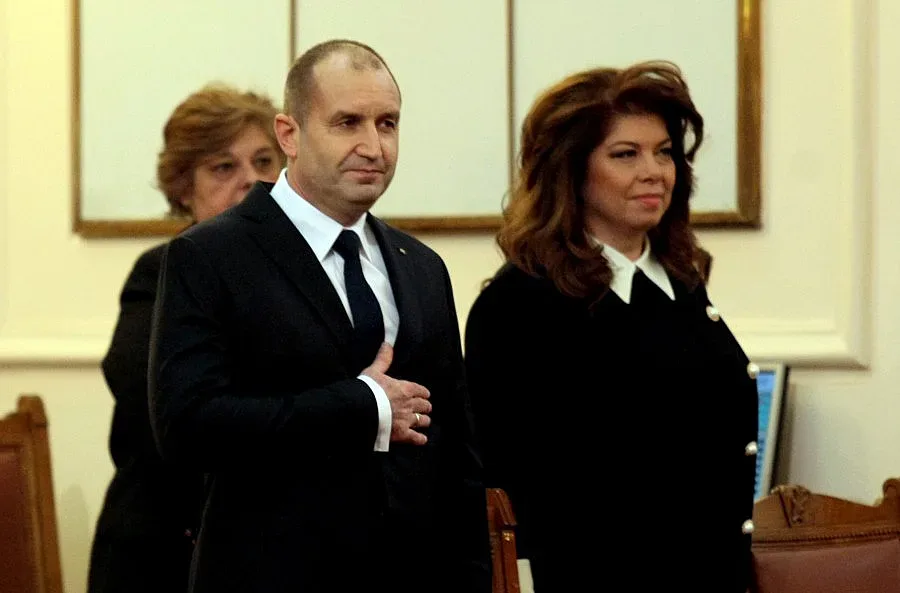 Камбанен звън за Радев днес