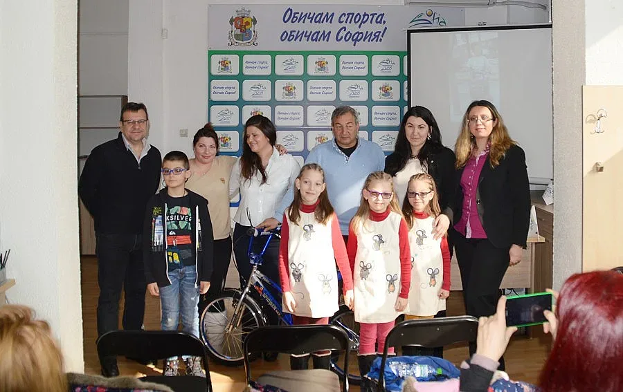 Тризначки с призове в конкурса „Виж ни, ние сме на колело"